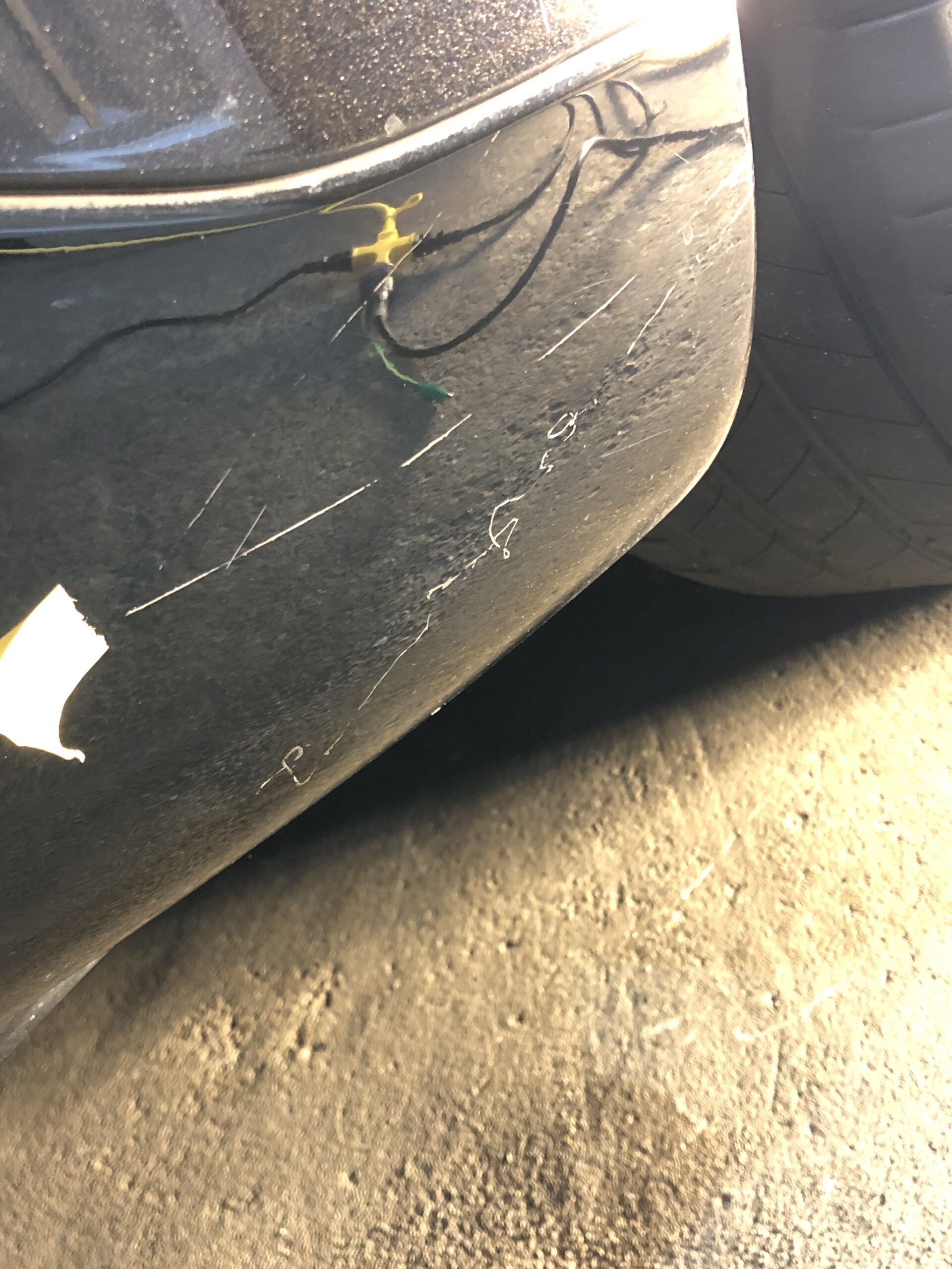 EQE350+ リアフェンダー傷 研磨前