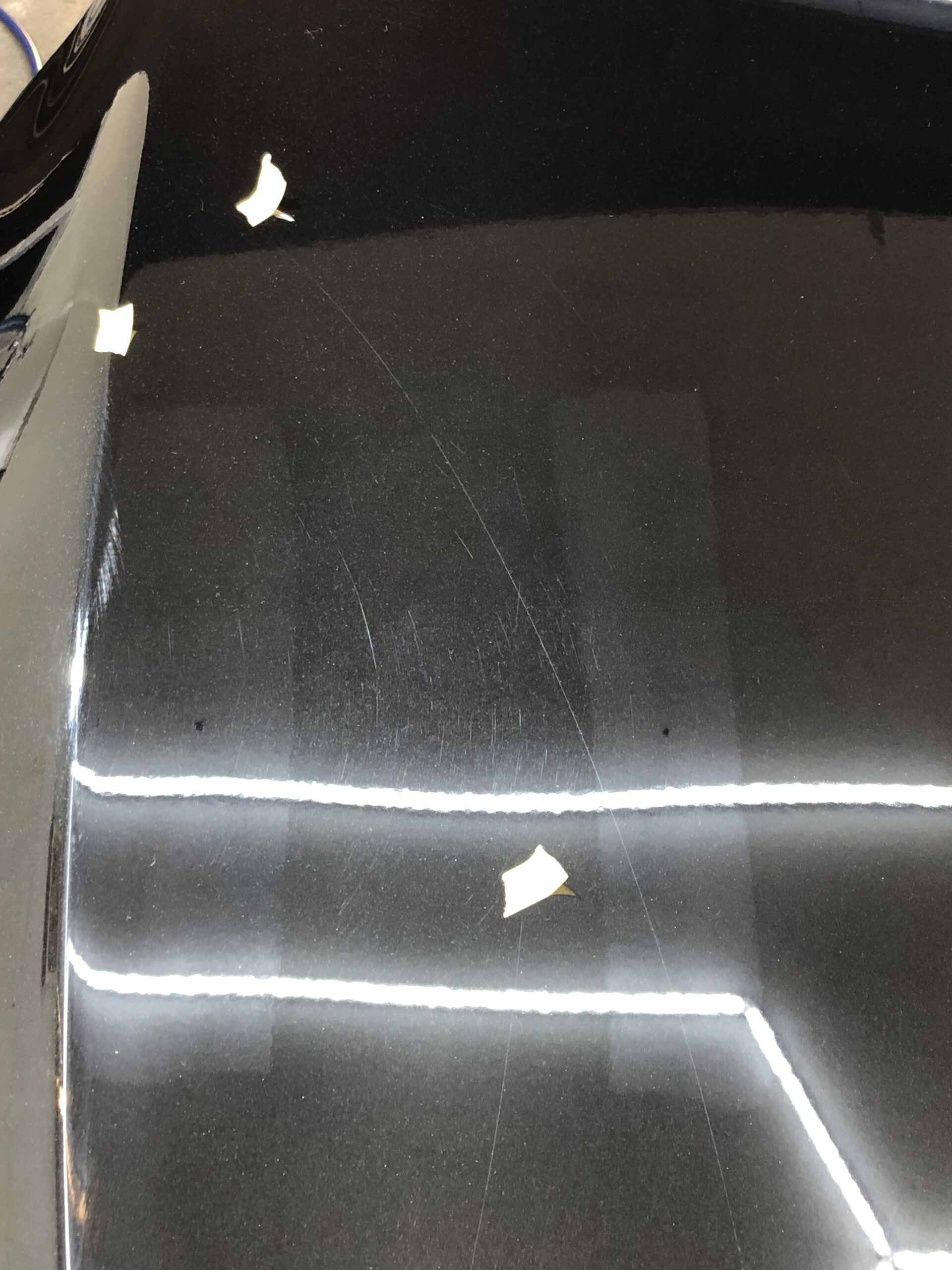 EQE350+ ボンネット線傷 研磨前