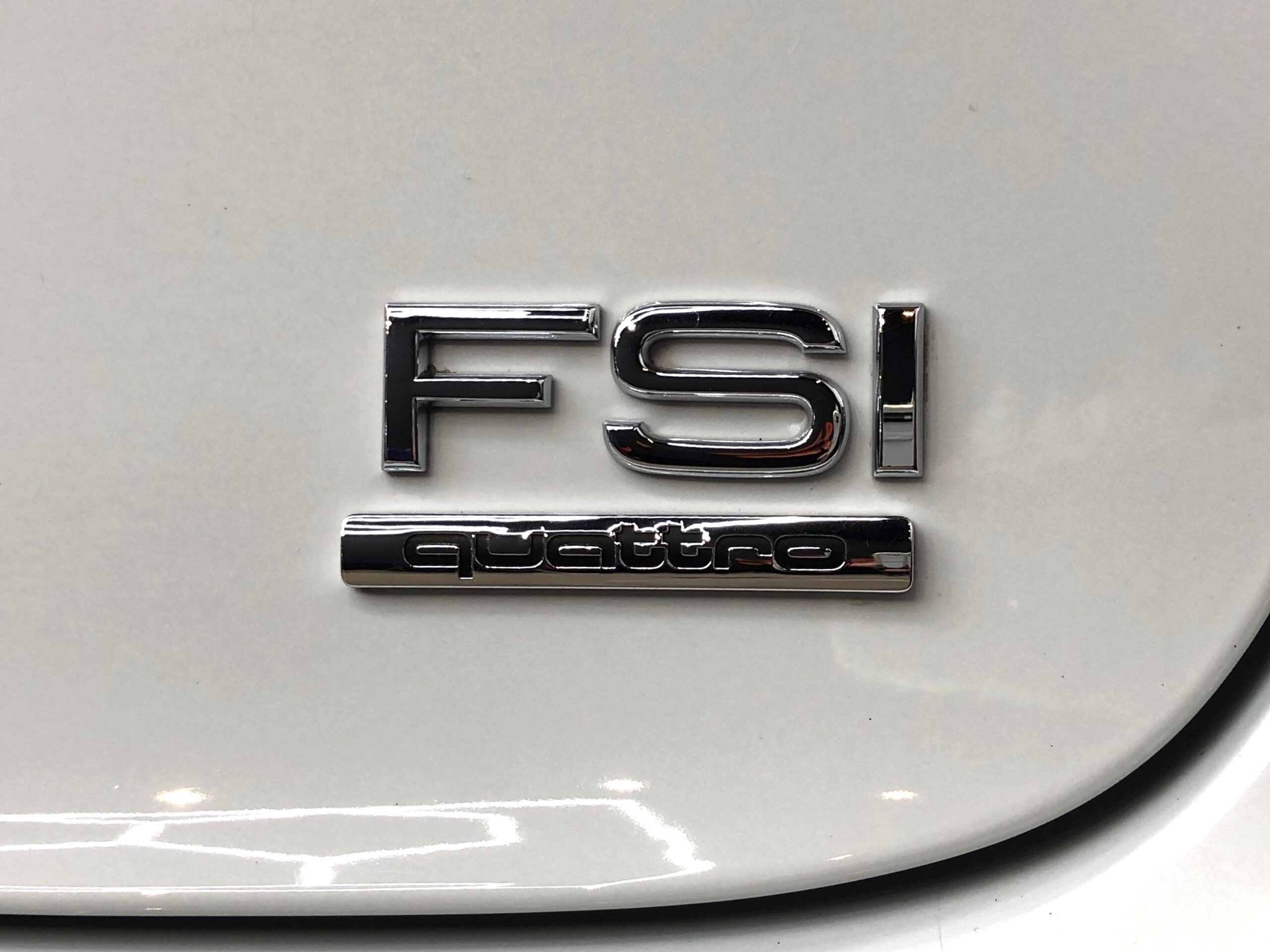 アウディ A6 アバント 2.8FSIクワトロ エンブレム周り3