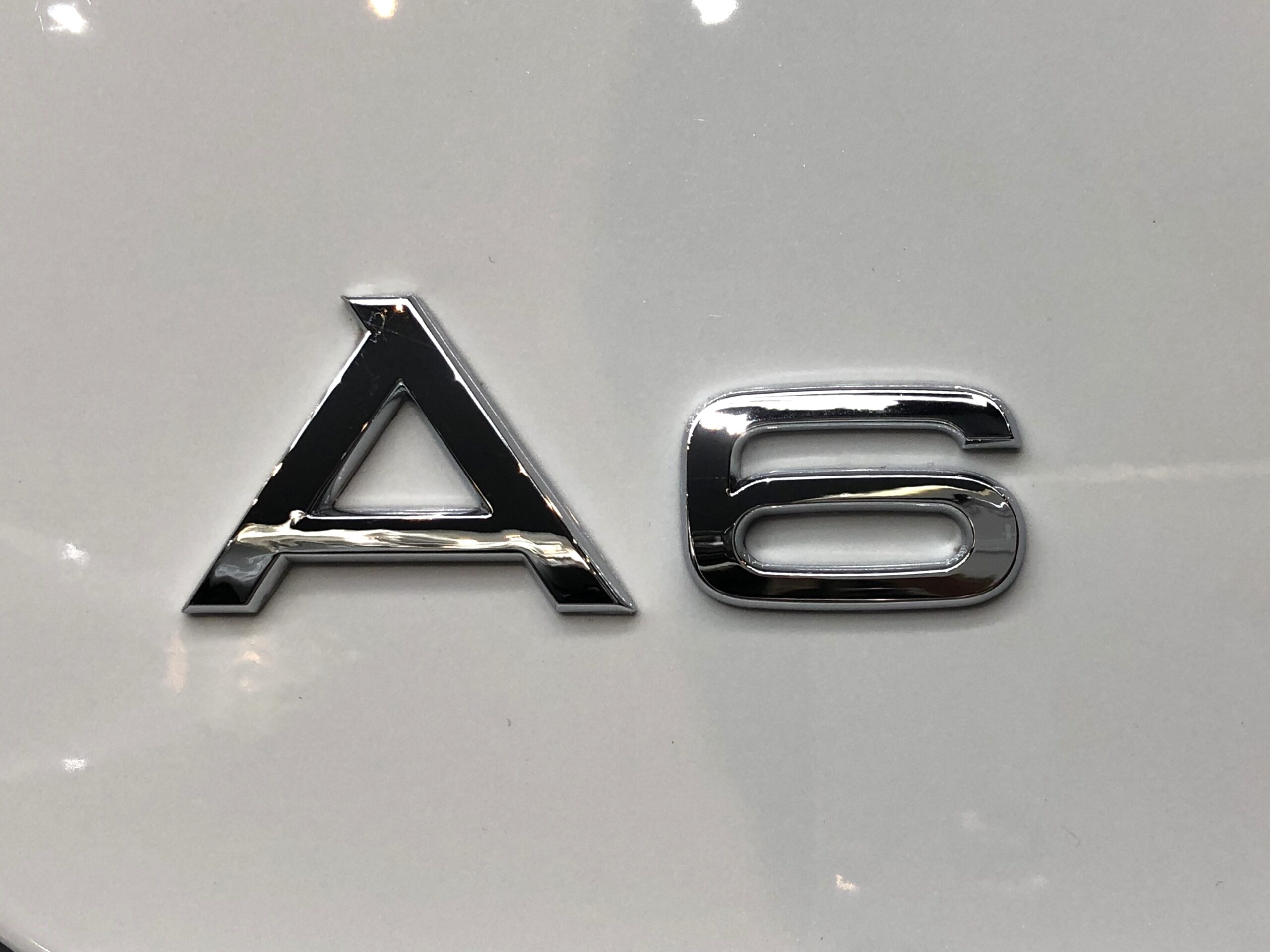 アウディ A6 アバント 2.8FSIクワトロ エンブレム周り2