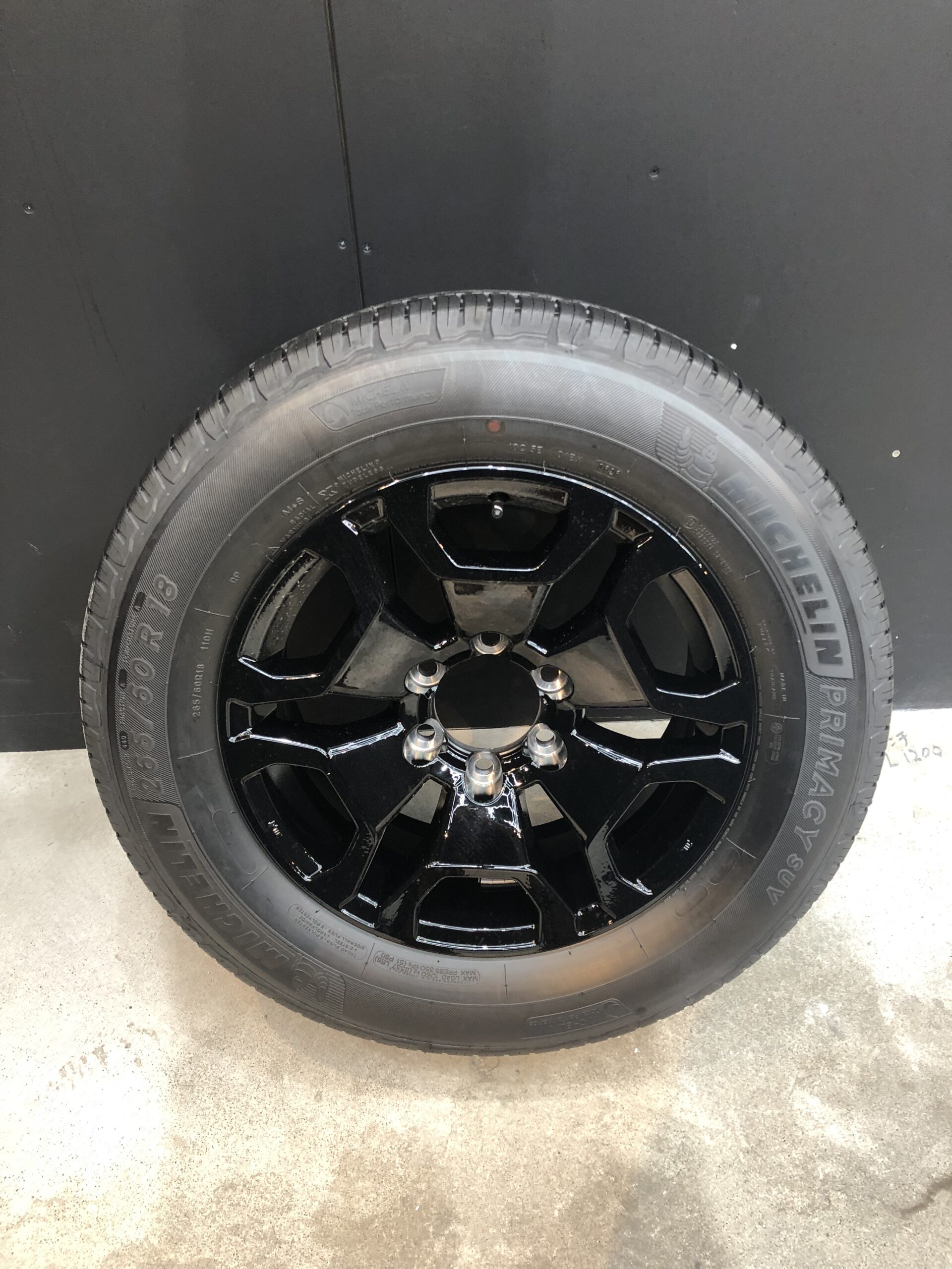 トヨタ ランドクルーザー FJ スペアタイヤ1