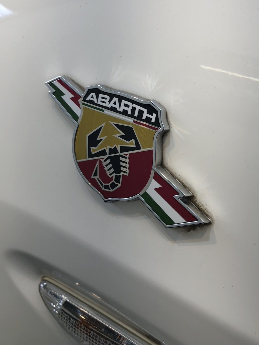 アバルト 124 スパイダー エンブレム 施工前