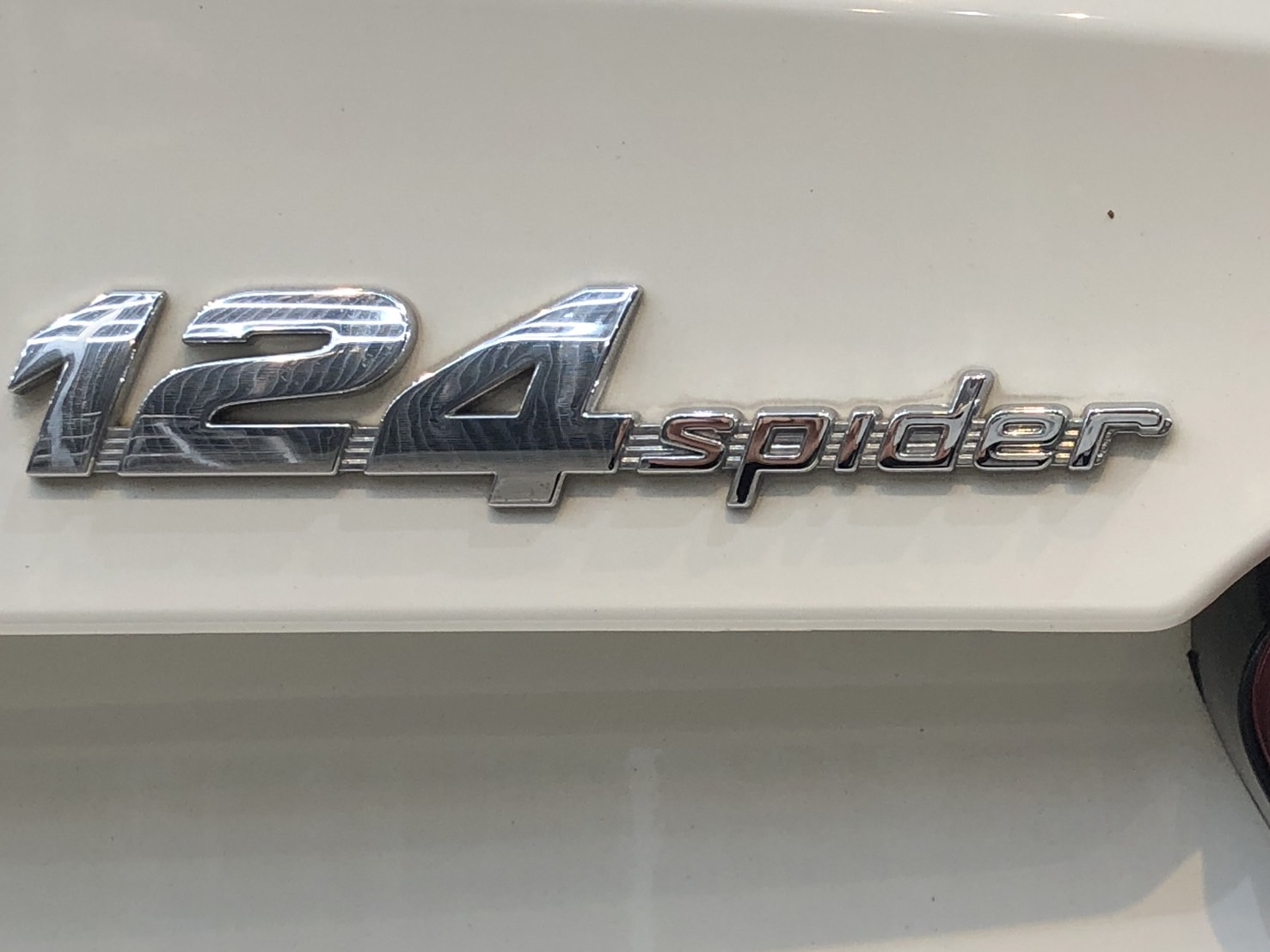 アバルト 124 スパイダー エンブレム 施工前