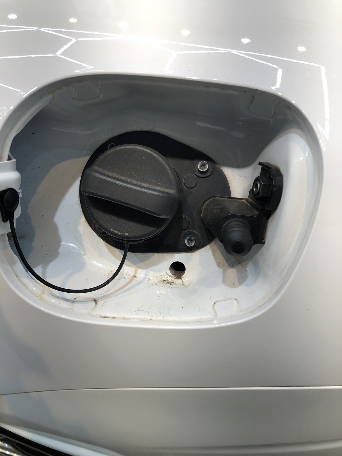 アバルト 124 スパイダー 給油口 施工前