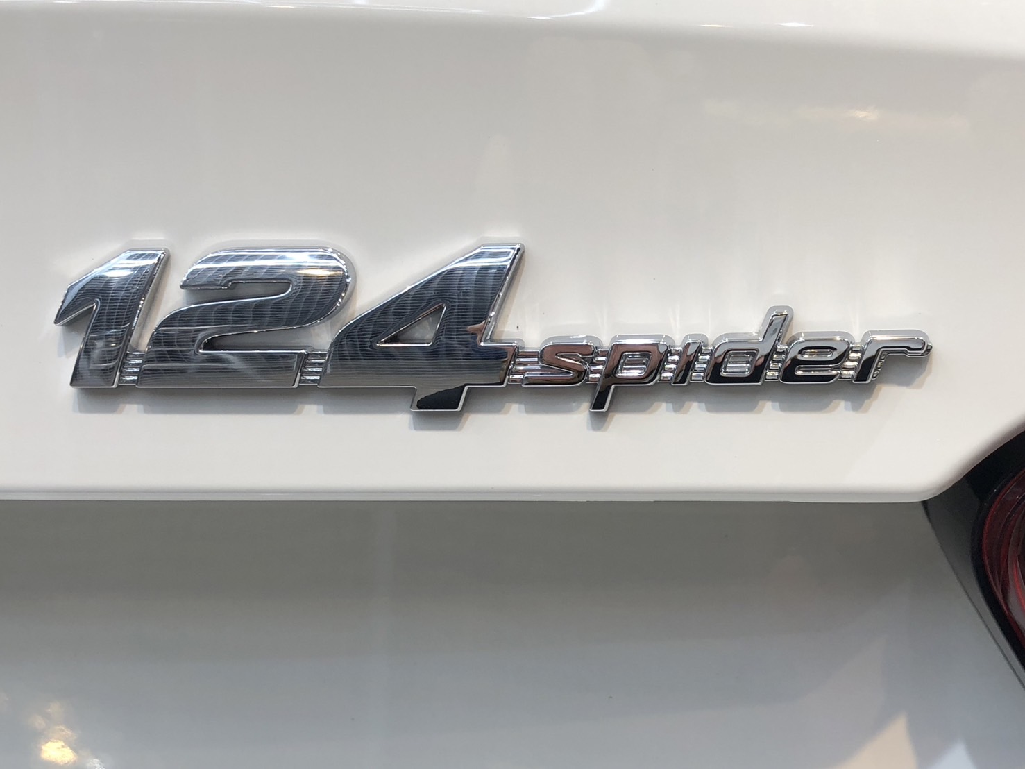 アバルト 124 スパイダー エンブレム 施工後