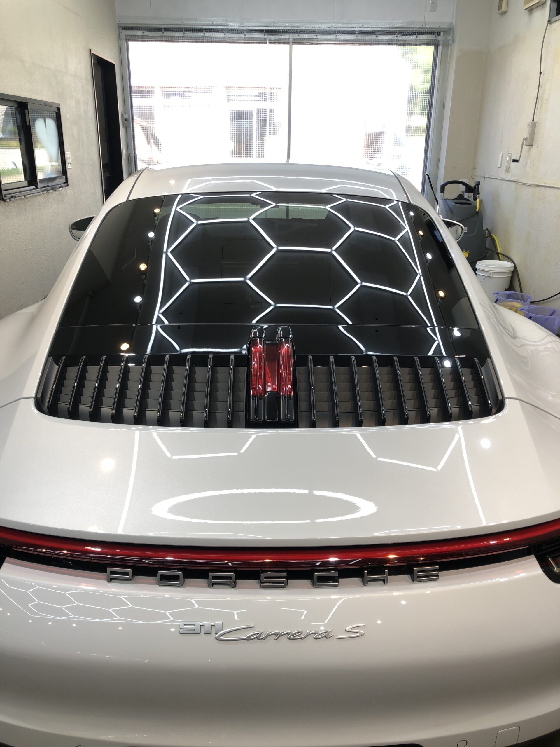 ポルシェ 911 カレラS 洗車後のリア 911 Carrera S エンブレム