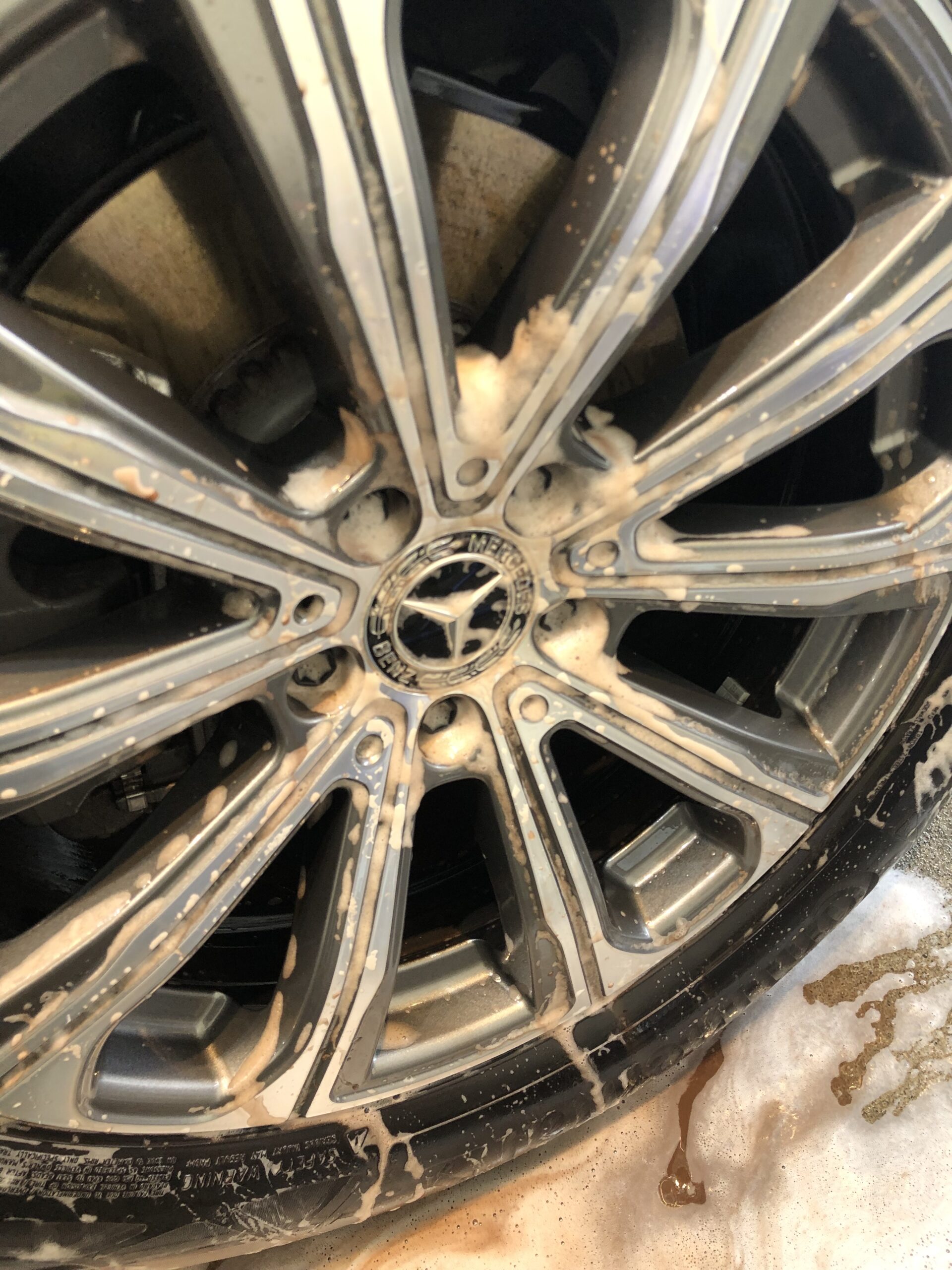 メルセデス・ベンツ GLC220d ホイール 洗浄中