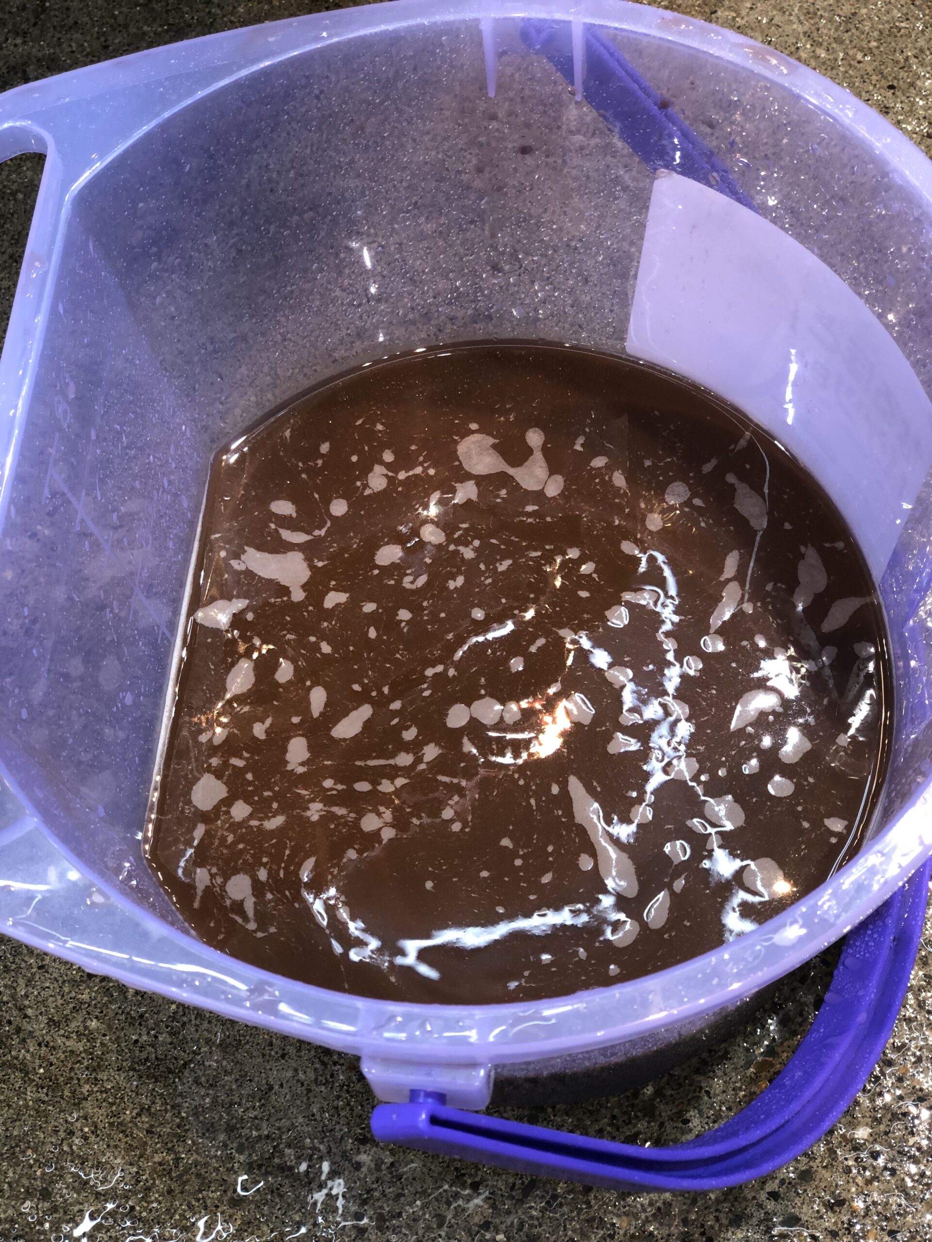 ホイール洗浄後のバケツの水