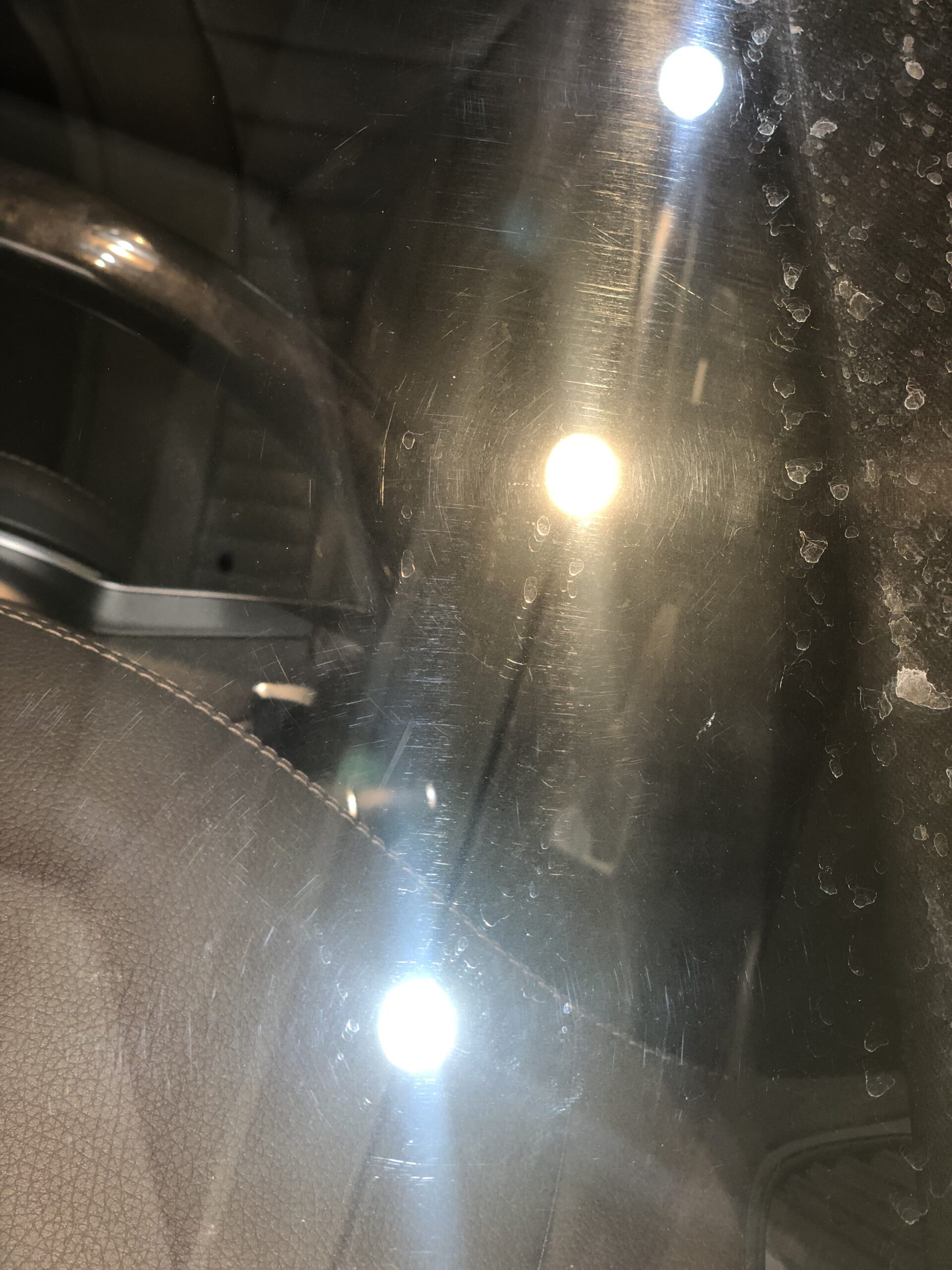 メルセデス・ベンツ S400 照明を反射して浮かび上がるフロントガラスの無数の傷