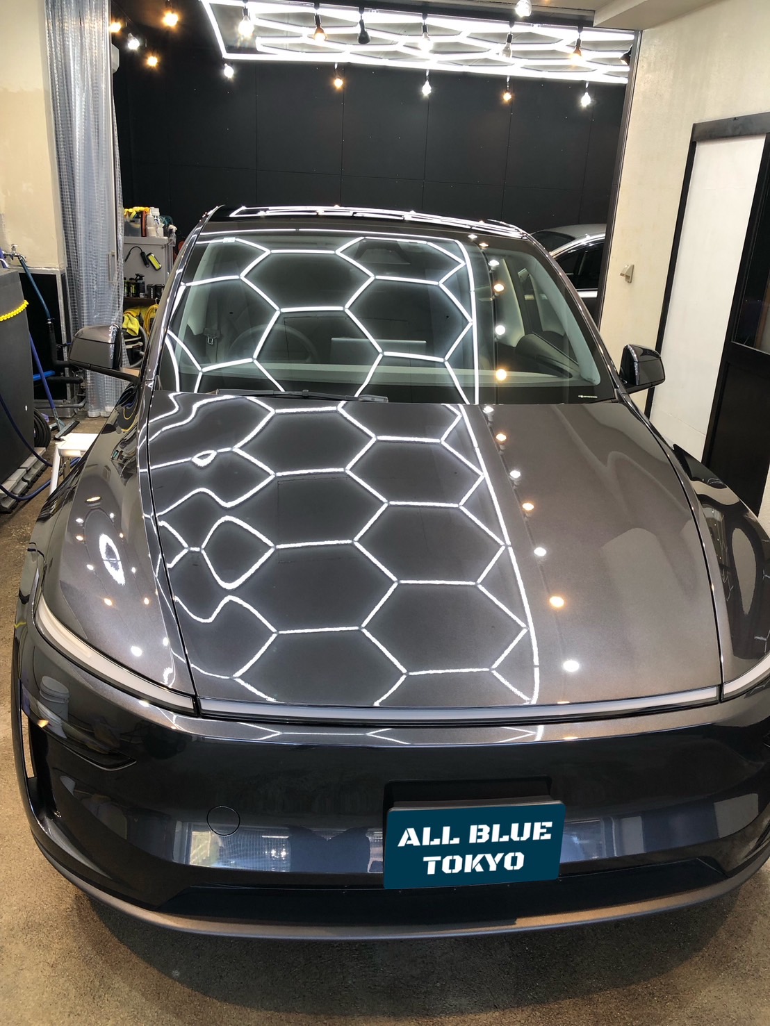 テスラ モデルY ルーフガラス研磨＋撥水加工・洗車事例｜ウロコを除去